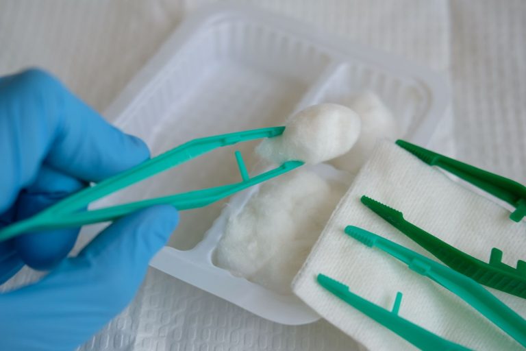 Sterile Instrumente und Tupfer für die medizinische Fußpflege
